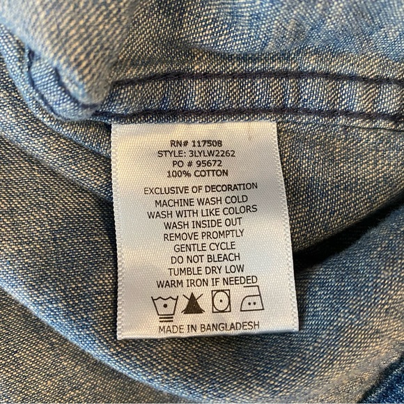 Levi’s Woman’s vintage-look pearl snap long sleeve western-style denim shirt - Picture 9 of 9